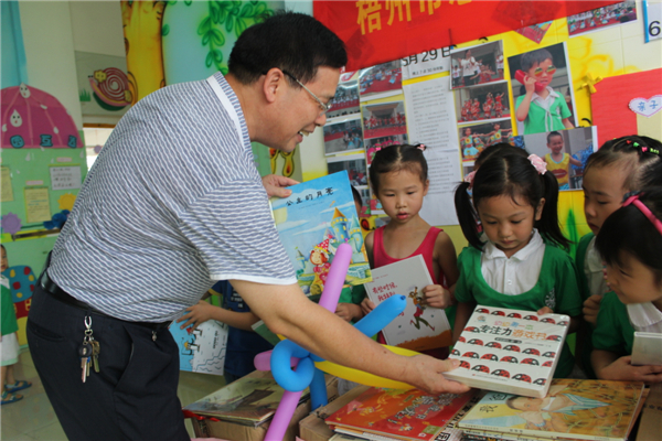 梧州市總工會(huì)黨組書記、常務(wù)副主席朱明勝在梧州市總工會(huì)到梧州高新區(qū)雙語(yǔ)實(shí)驗(yàn)學(xué)校開展關(guān)愛(ài)農(nóng)民工留守活動(dòng)中為孩子們送上學(xué)習(xí)用具