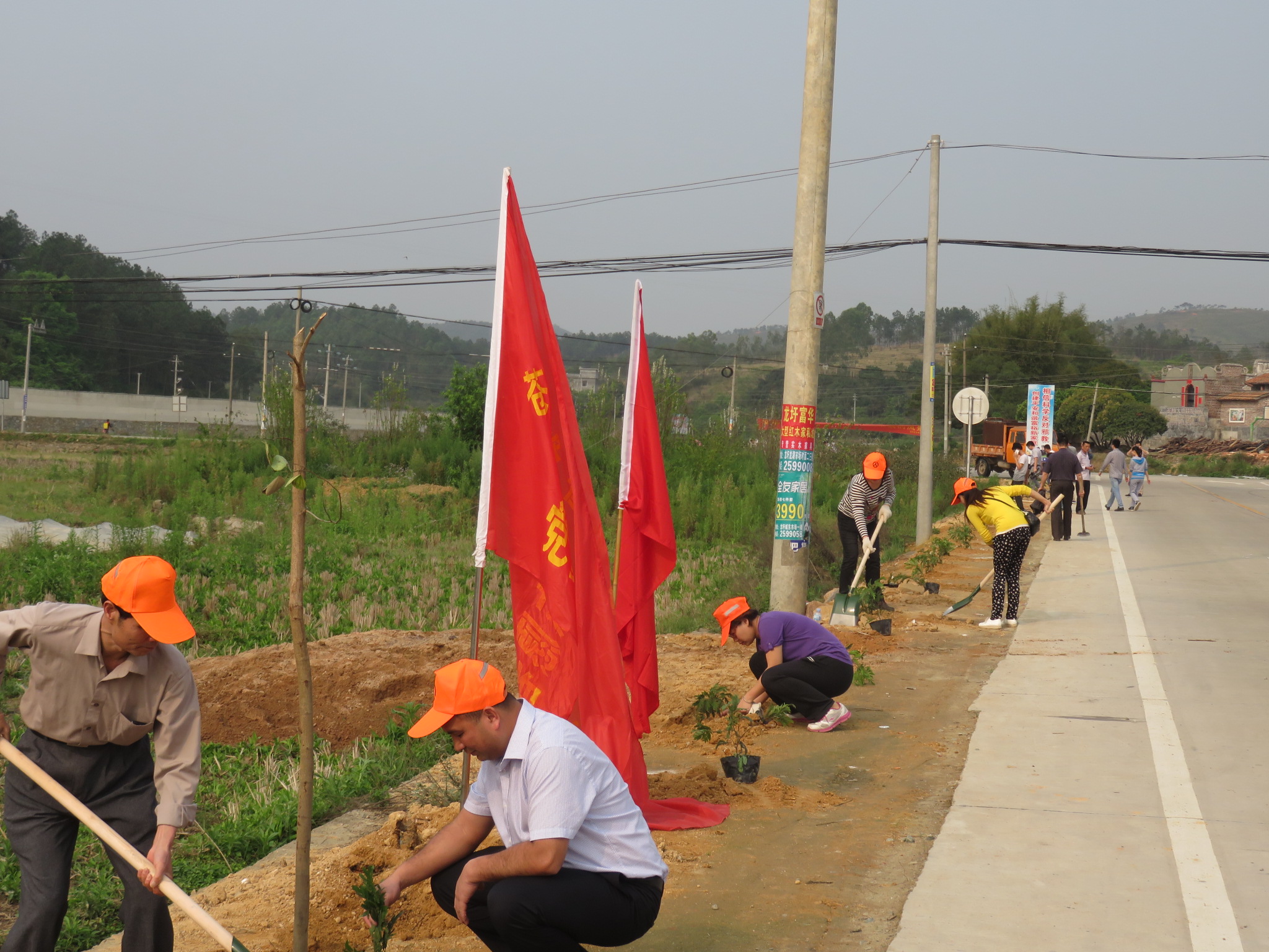 3月19日，龍圩區(qū)人民政府麥用潤副區(qū)長、大坡鎮(zhèn)政府鐘柱海書記、桂東公路管理局陳志武書記、蒼梧公路管理局樂金梅局長等領(lǐng)導(dǎo)與
