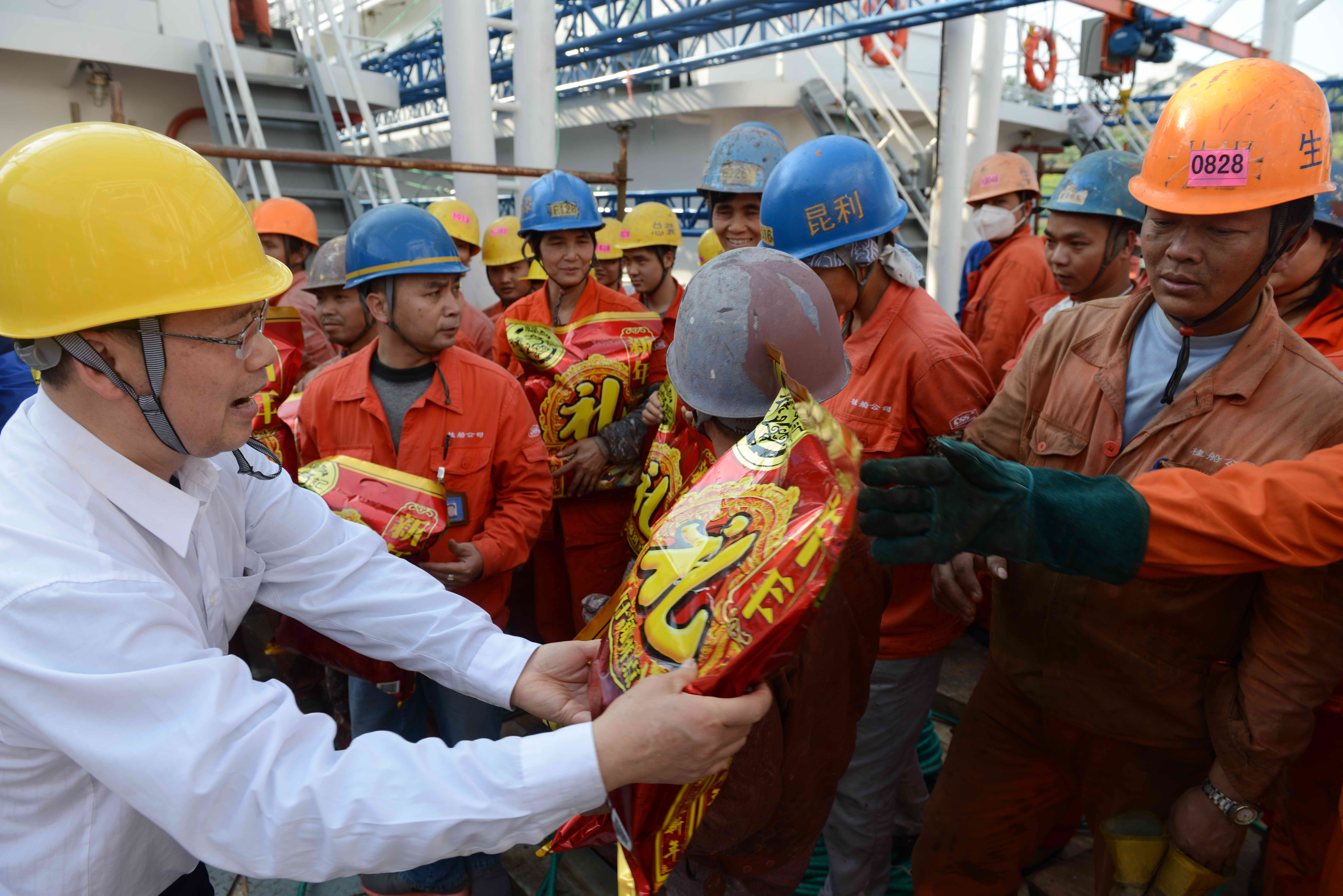 梧州市總工會(huì)黨組書(shū)記、常務(wù)副主席朱明勝為一線職工贈(zèng)送新春禮包.jpg