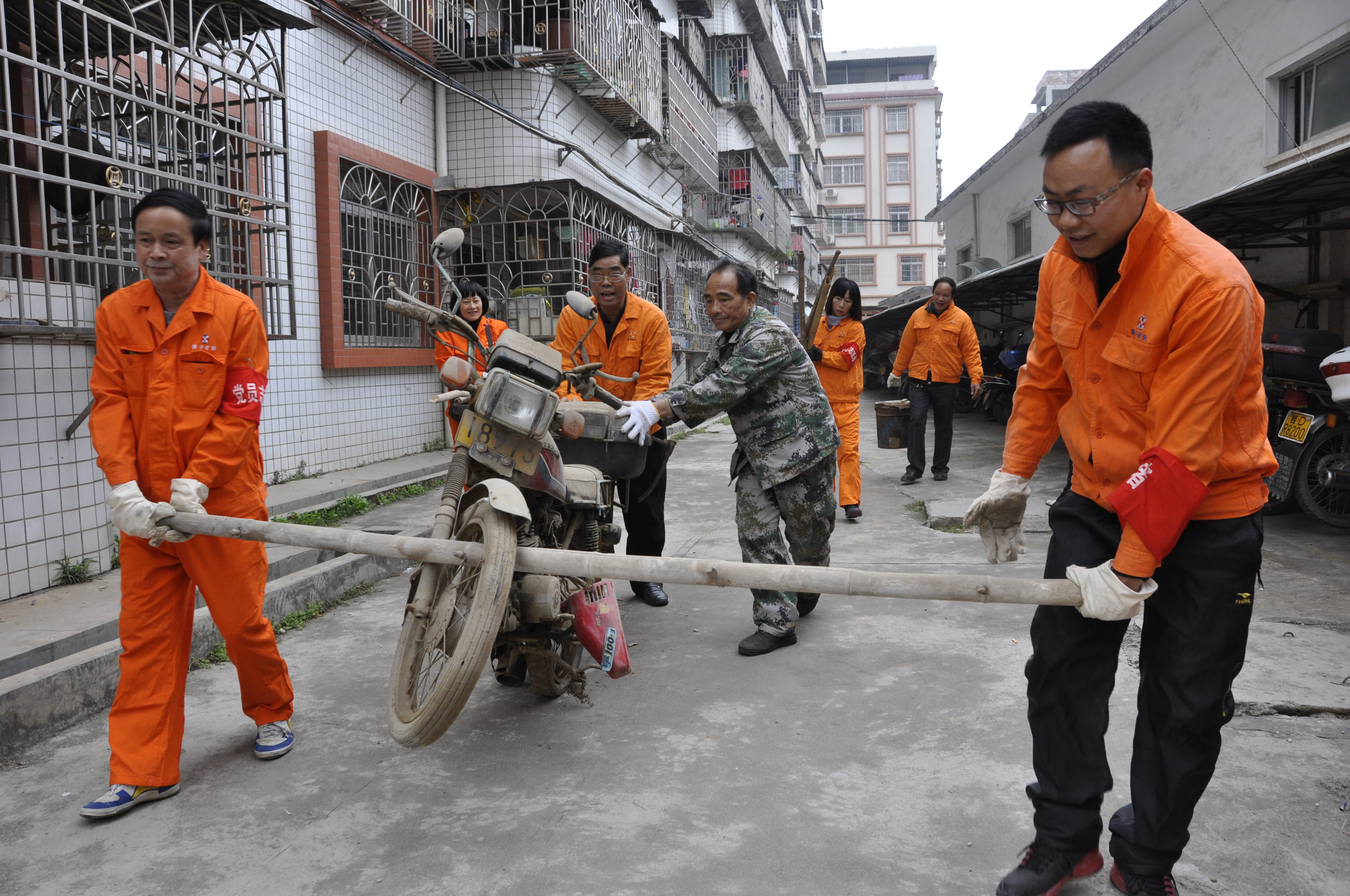 佛子公司開展清理廢舊摩托車、自行車、生活垃圾志愿者服務(wù)活動