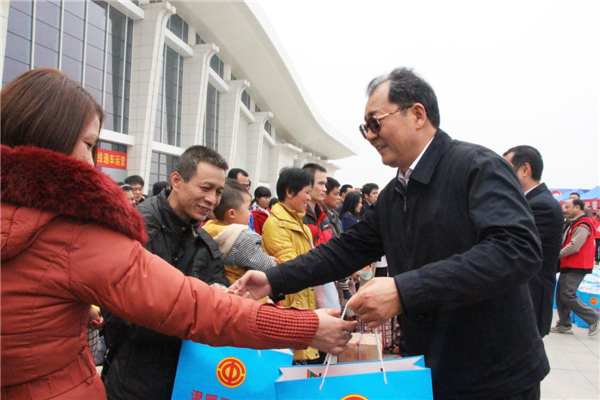 自治區(qū)人大常委會副主任、總工會主席王躍飛為返鄉(xiāng)農(nóng)民工贈送新春大禮包.jpg