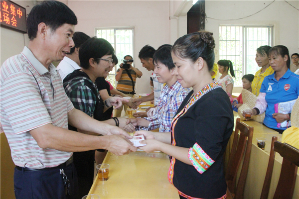 市縣鎮(zhèn)領(lǐng)導班子為六堡茶行業(yè)新入會農(nóng)民工頒發(fā)工會會員證