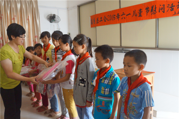 藤縣總工會為東榮上峽村小學(xué)生送節(jié)日禮物