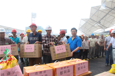 市總工會黨組書記、常務(wù)副主席為在建體育場農(nóng)民工送清涼