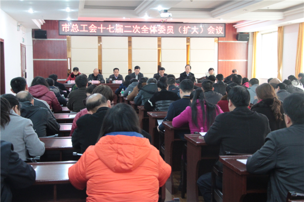 3月11日，梧州市總工會(huì)召開(kāi)十七屆二次全委會(huì)（擴(kuò)大）會(huì)議，市委副書(shū)記蔣海東發(fā)表講話，市總工會(huì)黨組書(shū)記、常務(wù)副主席朱明勝作