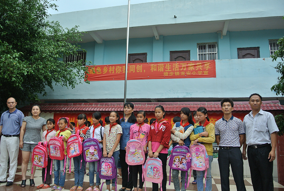 梧州市總工會(huì)在六一兒童節(jié)之際慰問(wèn)困難職工子女和農(nóng)民工子女