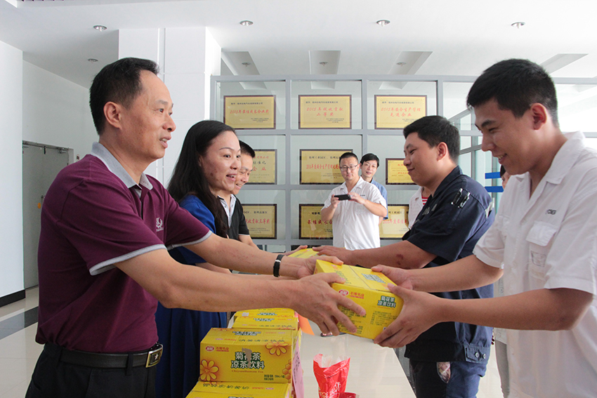 梧州市總慰問組到工業(yè)園區(qū)部分企業(yè)進行“夏送清涼”活動