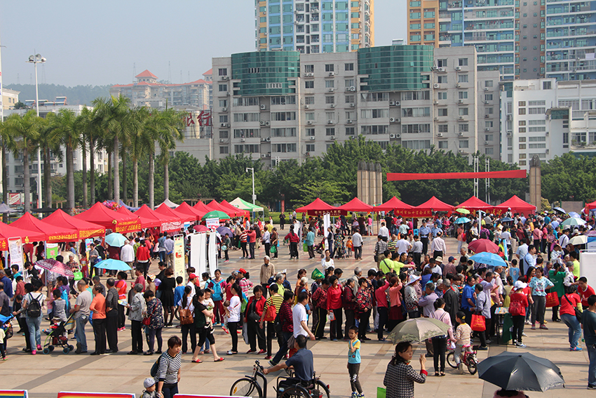 市總工會舉辦慶五一“中國夢，勞動美”服務職工廣場活動(圖文)