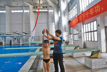 曾九次獲世界冠軍的跳水運動員