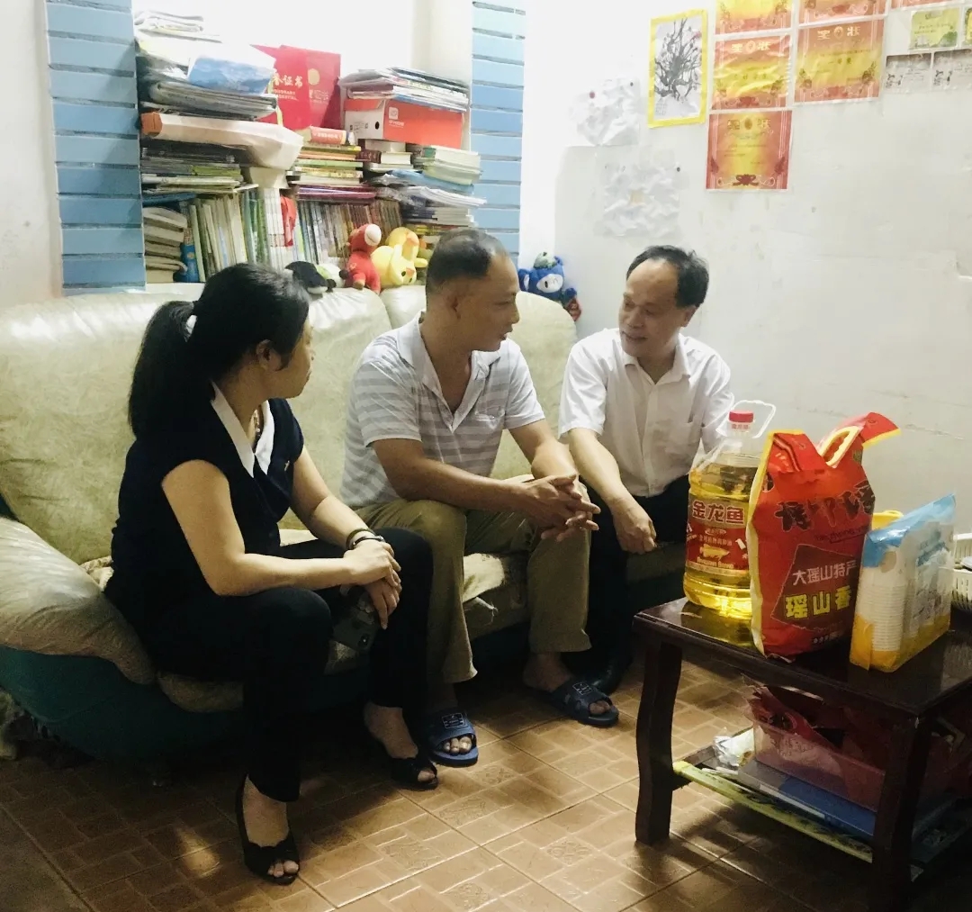 節(jié)日慰問暖人心，結(jié)對幫扶情誼真