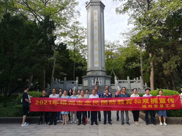 瞻仰烈士紀念碑，在緬懷烈士中提升國防意識