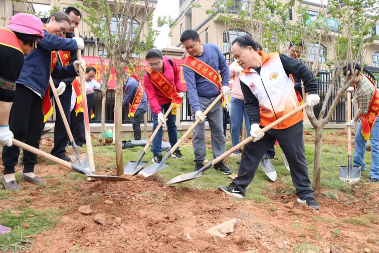 弘揚(yáng)勞模精神、勞動(dòng)精神、工匠精神！梧州勞模工匠義務(wù)植樹迎“五一”