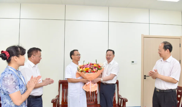 發(fā)揮示范引領(lǐng)作用 展現(xiàn)新?lián)?dāng)新作為丨李振品看望慰問(wèn)勞動(dòng)模范和先進(jìn)工作者代表