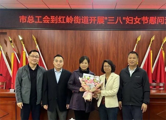 “花”樣過節(jié)，綻放巾幗芳華系列（三）丨市總工會(huì)開展巾幗勞模工匠走訪慰問活動(dòng)