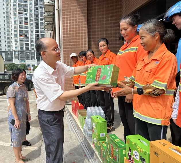 情系一線 關(guān)愛(ài)職工｜梧州市總工會(huì)持續(xù)開(kāi)展送清涼慰問(wèn)活動(dòng)