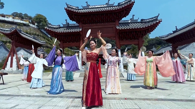 聽，梧州學(xué)院的教職工演繹《禮儀之邦》向祖國73周年華誕獻禮