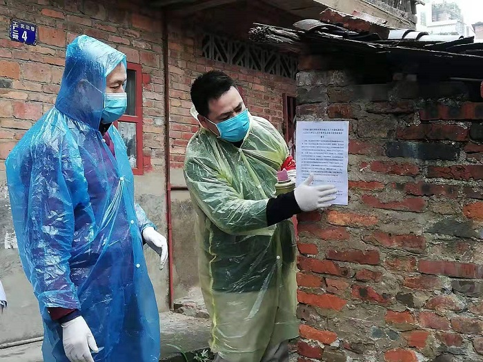圖3.2月4日，萬秀區(qū)總工會主席莫培燁到龍骨社區(qū)協(xié)助開展疫情防控核查和宣傳工作.jpg