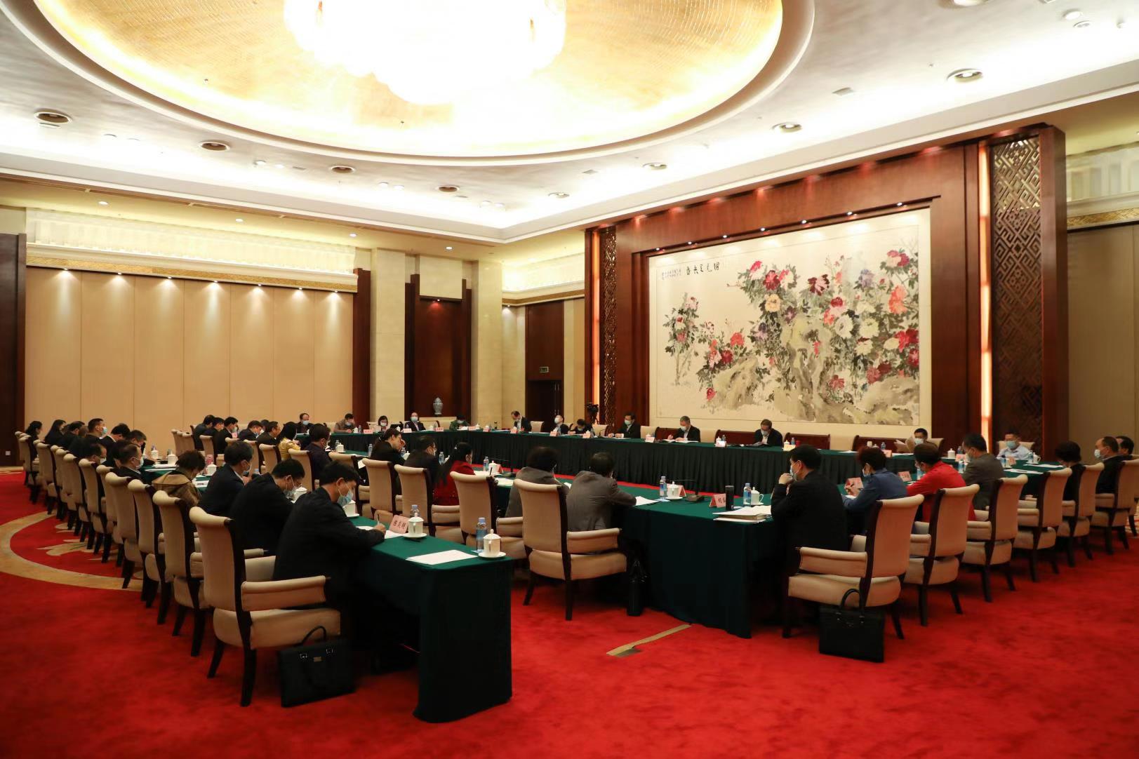 自治區(qū)政協(xié)十二屆四次會(huì)議召開期間，工會(huì)界別委員結(jié)合工作實(shí)際，積極建言獻(xiàn)策——