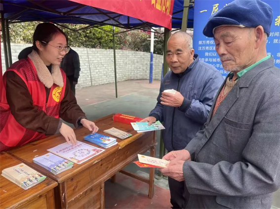 萬秀區(qū)總工會開展春節(jié)“送萬福、進(jìn)萬家” 公益活動